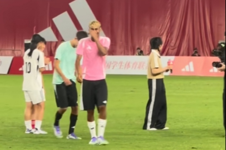 忍不住笑了一球员盘带后射门打出高射炮，亚马尔转身掩面大笑