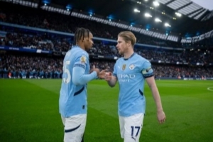 PG官方网站-阿坎吉晒合照致敬德布劳内：有史以来的最佳前腰