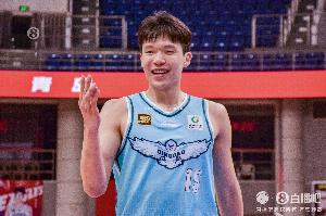 挺身而出！杨瀚森第三节独得10分压制对手反扑 三节拿到16分7板